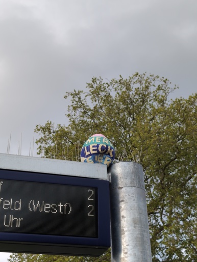 Pappmaché ei mit dem Text "Merz leck Eier"