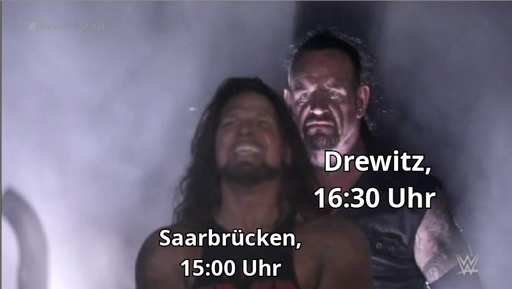 Eine Person steht in der Mitte des Bildes und schaut nach vorne mit Schrift "Saarbrücken, 15:00 Uhr". Wenige Centimeter dahinter, ohne dass es die vordere Person ahnt, steht eine größere Person mit Schrift "Drewitz, 16:30".