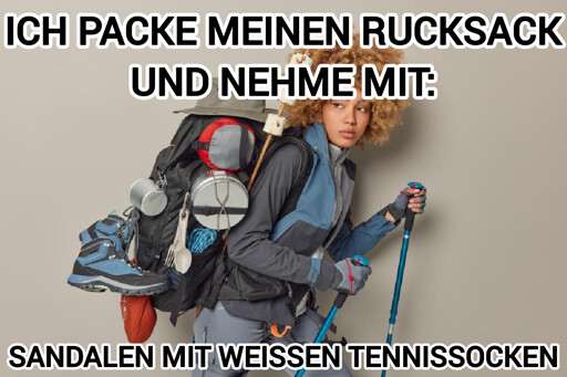 Stockfoto einer vollbeladenen Rucksacktouristin mit der Caption "Ich packe meinen Rucksack und nehme mit: Sandalen mit weißen Tennissocken"