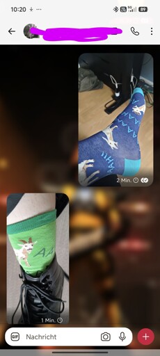 Ein Screenshot vom Signal Messenger, zwei Freunde zeigen sich das sie sie soeben Socken anhaben (schreiende Ziehen welche nur "aaah!" brüllen